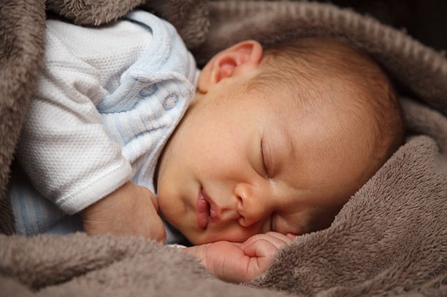 wake sleepy baby for breastfeeding